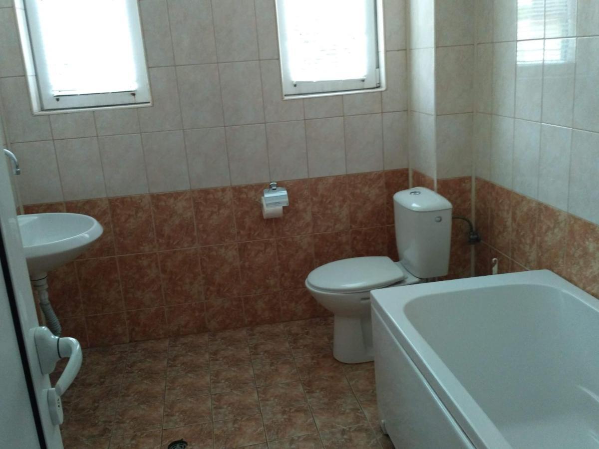 Семеен Хотел "Невен" Momin Prohod Exterior photo